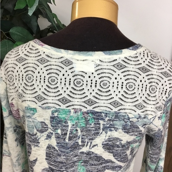 Vanheusen Medium three quarter sleeve lighter weight rounded hem top - Picture 8 of 13